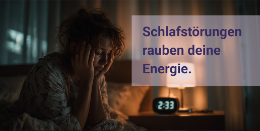 Eine Frau sitzt auf einem Bett, im Hintergrund ein Wecker.